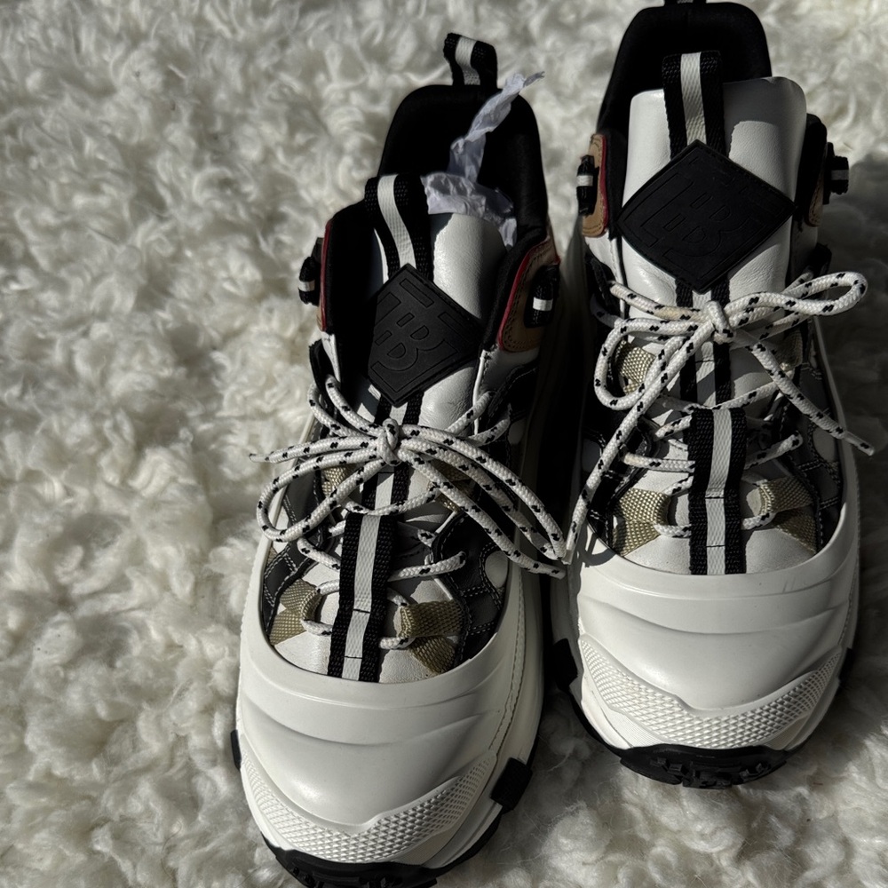 Burberry White and Black unisex Sneakers